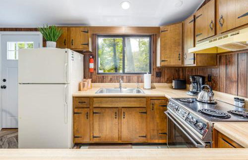 Modern w Fire Pit Deck, Grill & Hot Tub - Foto 17