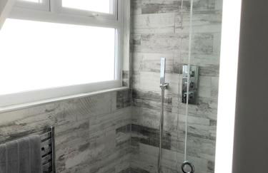 THE HIDEAWAY - LUXURY SELF CATERING COASTAL APARTMENT with PRIVATE ENTRANCE & KEY BOX ENTRY JUST A FEW MINUTES WALK TO THE BEACH, SOLENT WAY WALK, SHOPS and many EATERIES & BARS - FREE OFF ROAD PARKING,FULL KITCHEN, LOUNGE,BEDROOM , BATHROOM & WI-FI - Foto 48