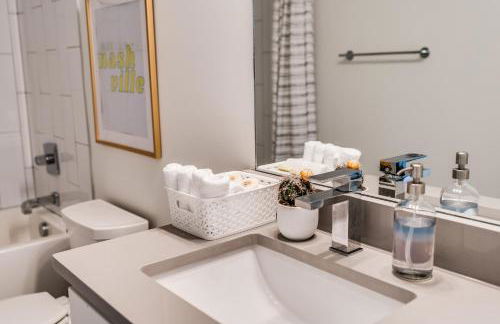 Nash House & Bars of Broadway with Patio Bar and Views! 8min Downtown! Sleeps 12! - Foto 38