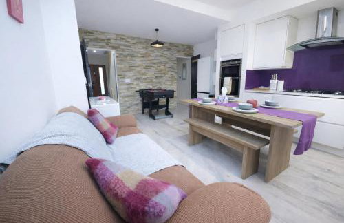 Spacious 5BR Home with Garden, Games & Parking Near Heathrow Windsor - Photo 3