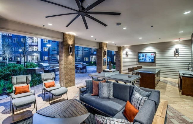 Trendy 1BR King Suite Close to Downtown w Fast Wifi - Foto 20