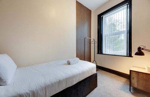 Newcastle CITY APT5,FREE STREET PARKING,4 BEDROOM HOUSE WITH 2 FULL BATHROOM AND KITCHEN,ALL ROOMS WITH TVs,7 BEDS,NETFLIX - Photo 14