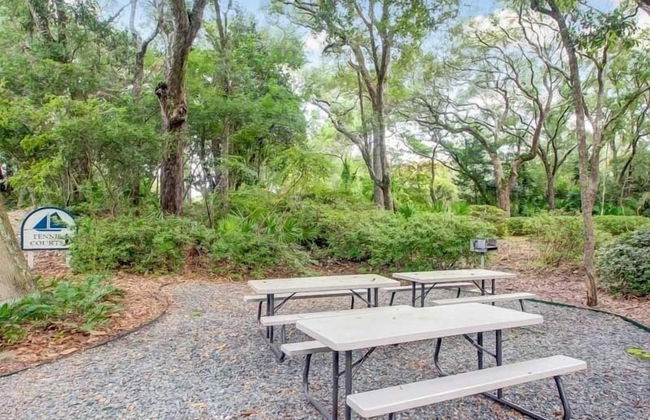 Secluded Condo with Peaceful Wooded Views and Easy Access to the Beach by RedAwning - Foto 40