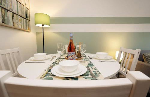 large 2 bed central apartment with balcony and private parking - Foto 25