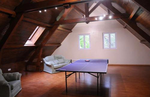 Lovely Modern 6-Bed Retreat Near 3 Swimming Lakes, Perfect for Families - Foto 27