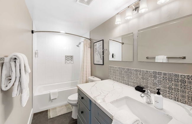 Luxe Backyard Oasis w/ Hot Tub Chic Design South Park Sanctuary - Foto 21