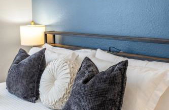 2BR Modern Hideaway near Downtown, Gated, Pool - Foto 12