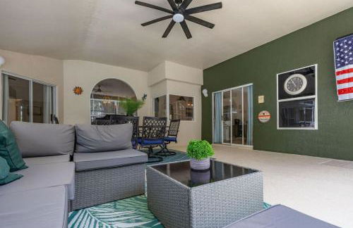 Modern Retreat Pool and Game Room - Foto 67