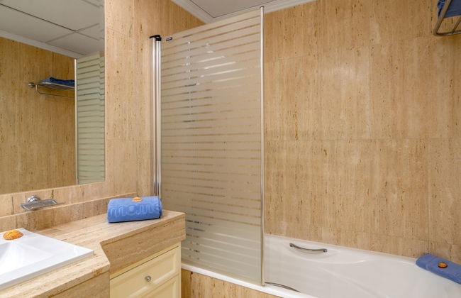 2 bedroom Apartment in Marbella with swimming pool and garden - Photo 16