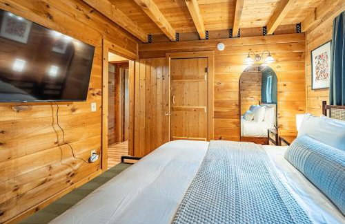 Log Cabin with Hot Tub, Game Room-10 min to NRG - Foto 22