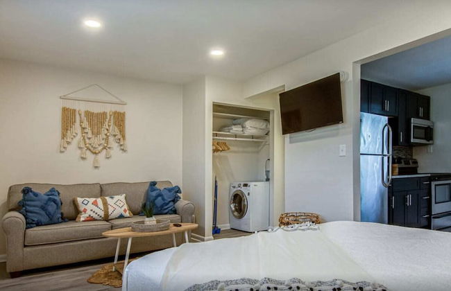 Centrally Located Studio Near Downtown - Photo 8