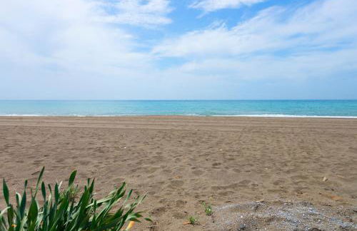 BrisaMar I en segunda línea de playa & priv parking - Photo 29