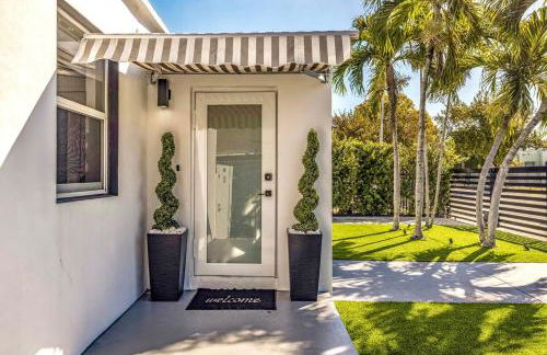 Luxury Miami Pool House Private Backyard Oasis Near Wynwood and Miami International Airport - Photo 25