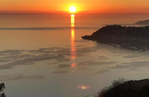 Breathtaking Seaside Villa with Heated Saltwater Pool & Panoramic Terraces - Foto 35