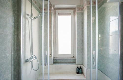 Bright Apartment with Canal Balcony - Foto 10