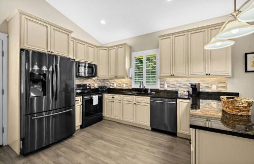 Citrus Hideaway - Steps to City Center - Photo 12