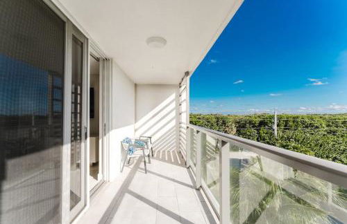 Luxury - 2BR 2BA - Balcony - Right Across From the Beach - Foto 11