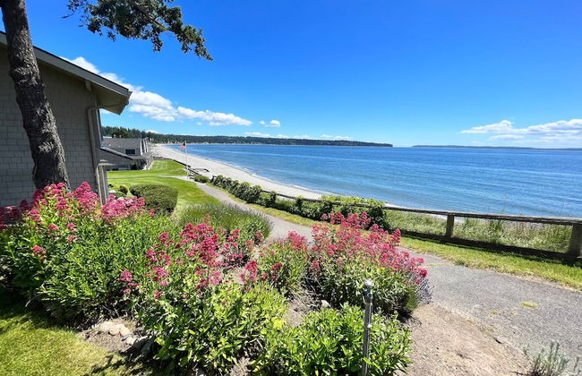 Coastal Chic Beach Condo by Avantstay Balcony - Photo 30
