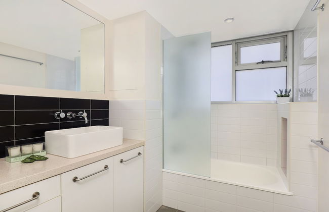 Elouera Tower Beachfront Apartments - Photo 41