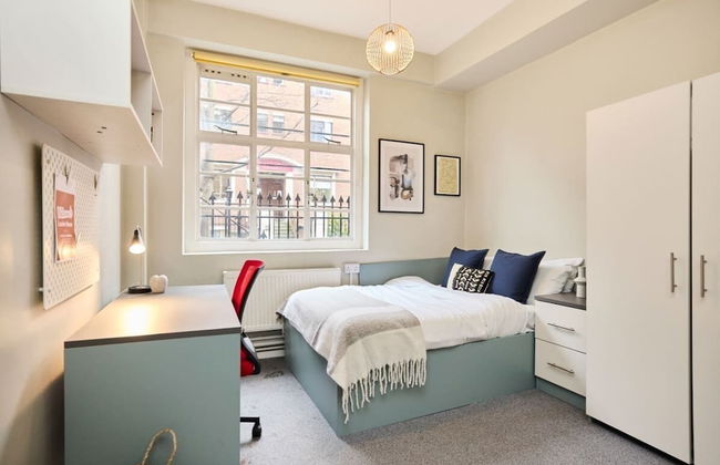 Deluxe Room 12 - Louise House Summer Youth Accommodation - Photo 1