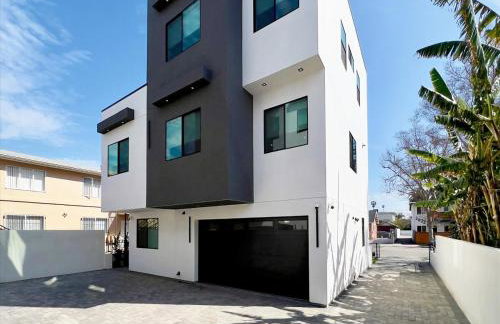 Modern Luxe Retreat Four-Bedroom - Photo 16