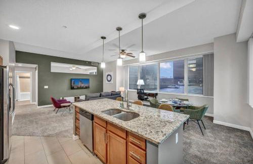 HUGE Panoramic SkySuite w/ Downtown VIEWS: Gym - Photo 30