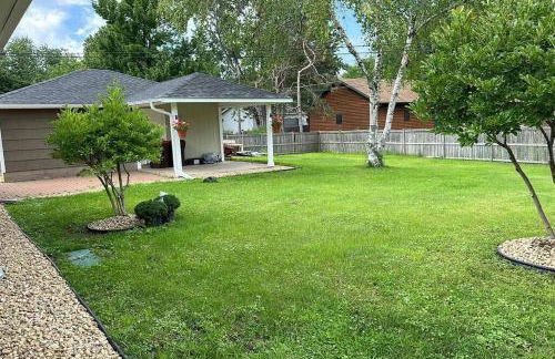 Beautiful luxury home freshly renovated with big yard, seating & grill pad - Foto 18