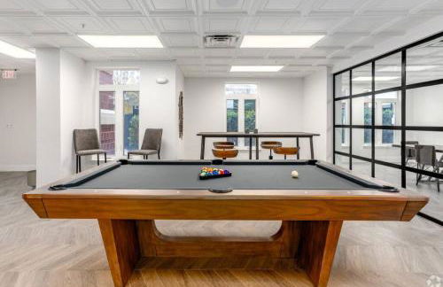 The Tar Heel - Stylish 4BR with City Views - Free Parking - Gym - Foto 22