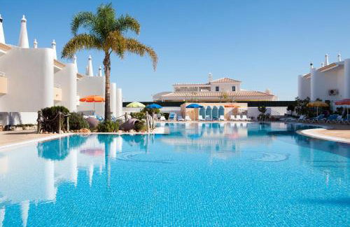 Os Apartamentos A Ramos na Praia da Galé Estão inserido em Condomínio com PISCINA, Fica apenas a 350 Metros da Praia da Galé - Apartamentos com Ar Condicionado tanto nos Quartos como na Sala, Smart TV com Prime Vídeo e Cozinha Completa - Foto 24