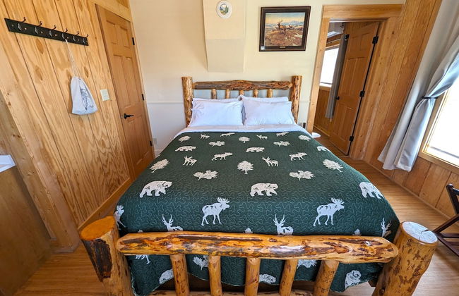 Yellowstone's Treasure Cabins - Photo 23