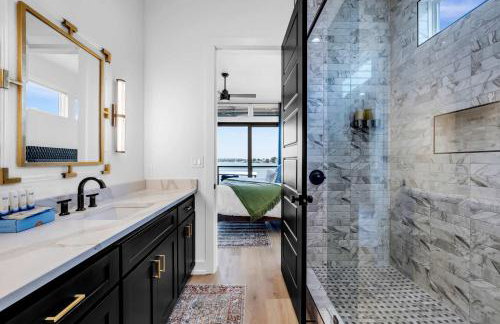 Lakefront Stay for 16 with Pool Dock & Game Room - Foto 36