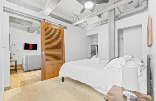 Downtown Loft l Cleveland l Parking l Cafe - Photo 2