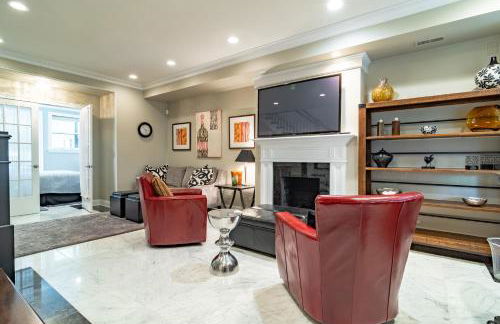 Luxurious Gold Coast 4BR 4-Story Villa with Parking Sleeps 12 Guests - Photo 1