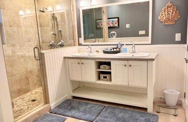 Spectacular Suttons Bay Stay - Game Room Kayaks Pizza Oven & More - Foto 65