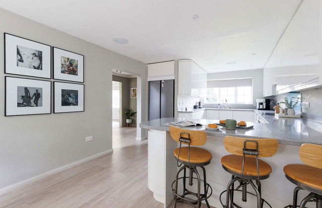 Stylish 4 Bed Home Close to Beach - Foto 14