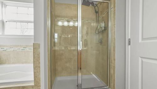 Spacious & Serene Family Gem: Games, Office, Yard! - Foto 4, Shower