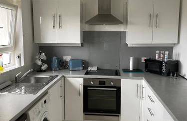 Spacious two bedroom flat, entire property - Photo 5