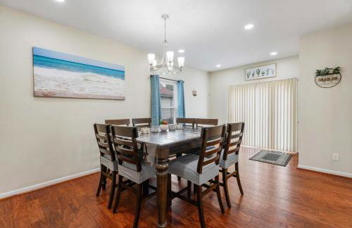 Modern 4BR Retreat with Free Parking in Prime CWE! - Foto 16