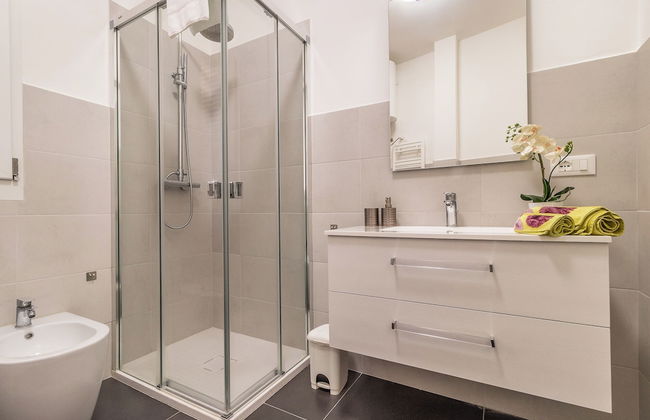 Grey House - Photo 14