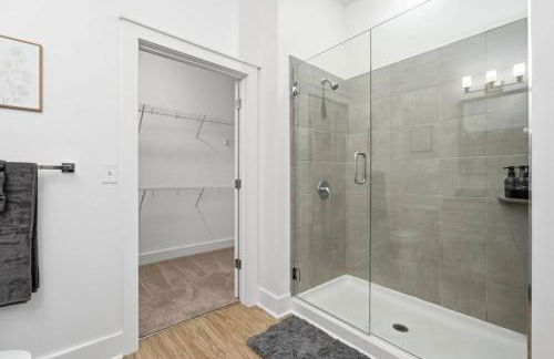 Skyline Retreat - Free Parking, Pool, Balcony - Foto 36