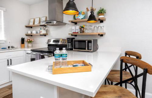 1 Block to Downtown - 7 min to beach - King bed & Free parking - Foto 12