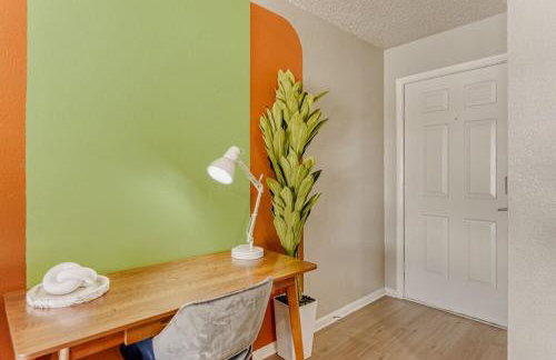 Serene King Suite Getaway - Sleeps 4 - Pool, Pkg - Foto 17