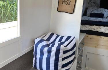 BrightOwl Waterside Narrowboat Cottage Experience - Foto 17