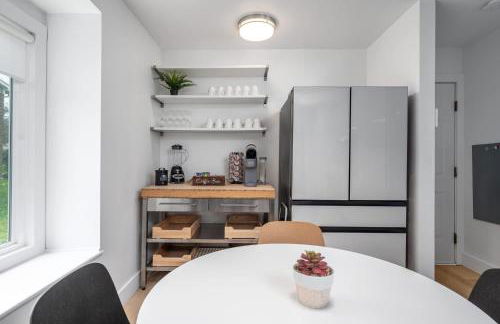 Tranquil Light-Filled Retreat 3BR Ranch - Photo 18