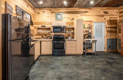 Romantic Cottage w Hot Tub & Views - Photo 25