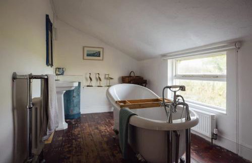 Farmhouse Charm with Modern Style in Pembrokeshire - Foto 47