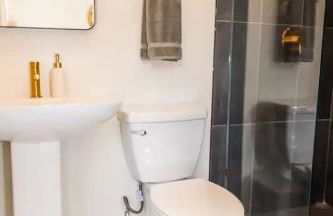 Cheerful 4BD Home in the Heart - Foto 20