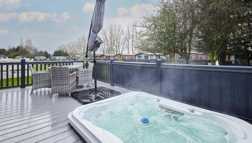 Country Cabin with Hot Tub - Foto 1, furniture