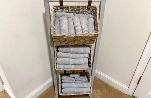 Rare Find Spacious Basement Apartment with Parking - Foto 9