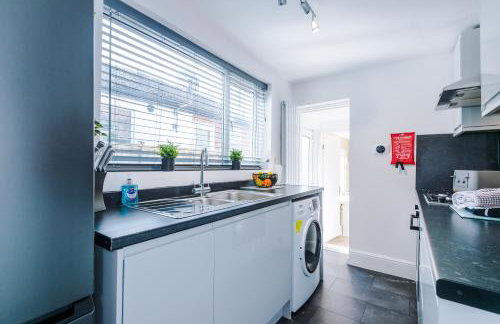 NEW! Spacious 3-Bed Home in Newcastle-under-Lyme by 53 Degrees Property, Ideal for Business, FREE Parking! - Foto 13